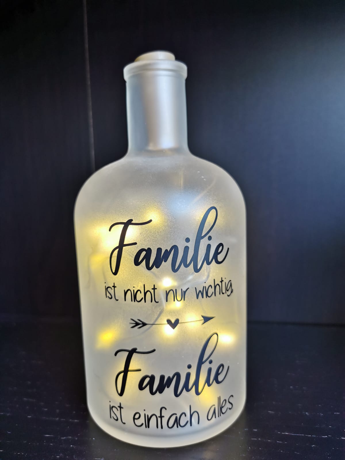 Beleuchtete Milchglasflasche "Familie"